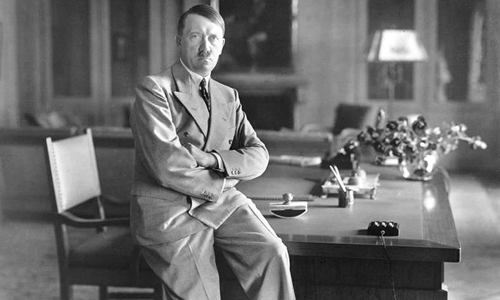 Adolf Hitler, fotografiat de  Heinrich Hoffmann (© Bundesarchiv Bild 146-1990-048-29A)