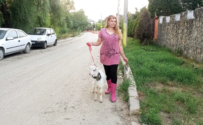 
    Mariana ne arată,  mândră, un ou  de porumbel  