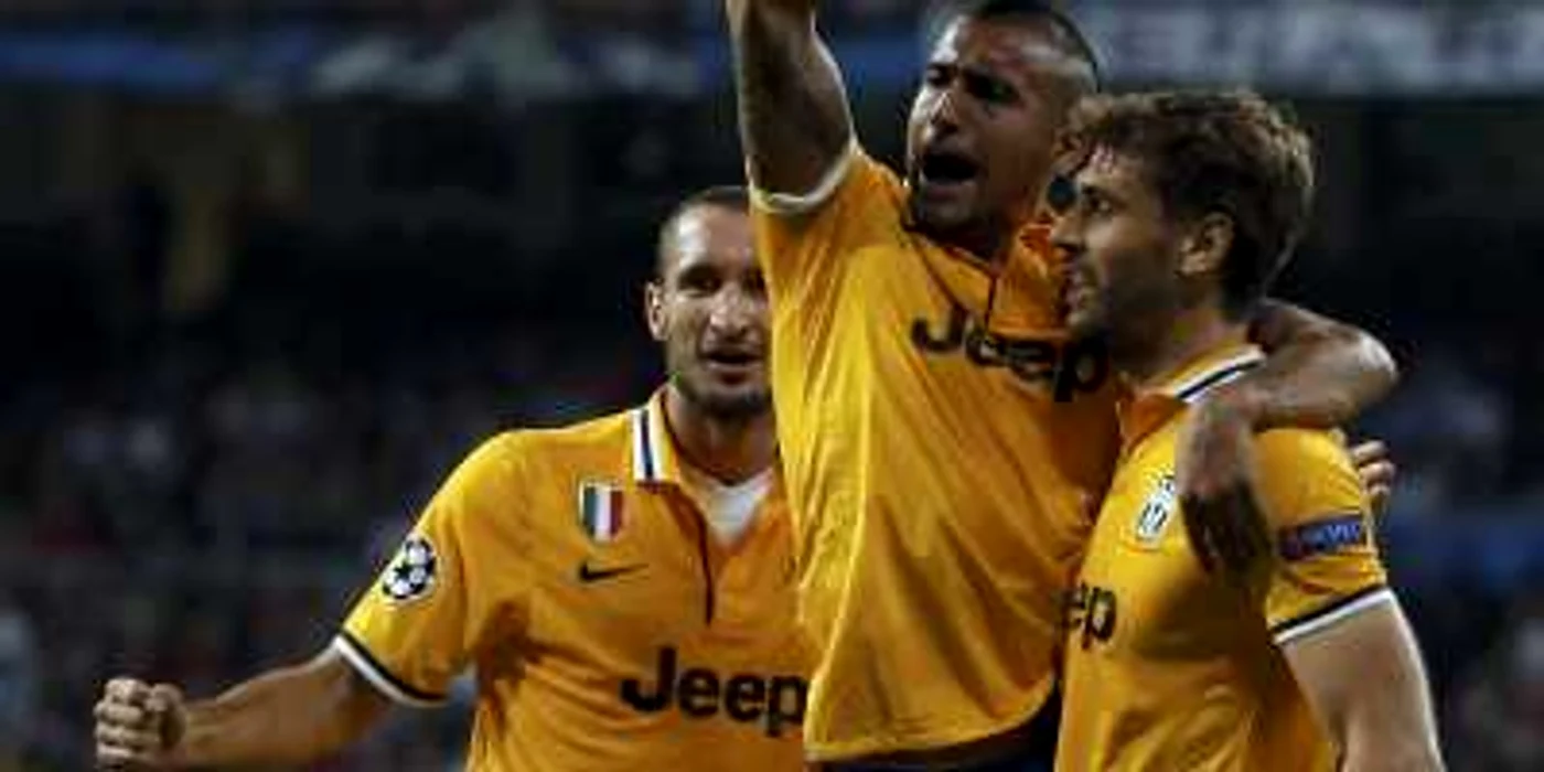 Arturo Vidal (centru), jucător legitimat la Juventus FOTO Reuters