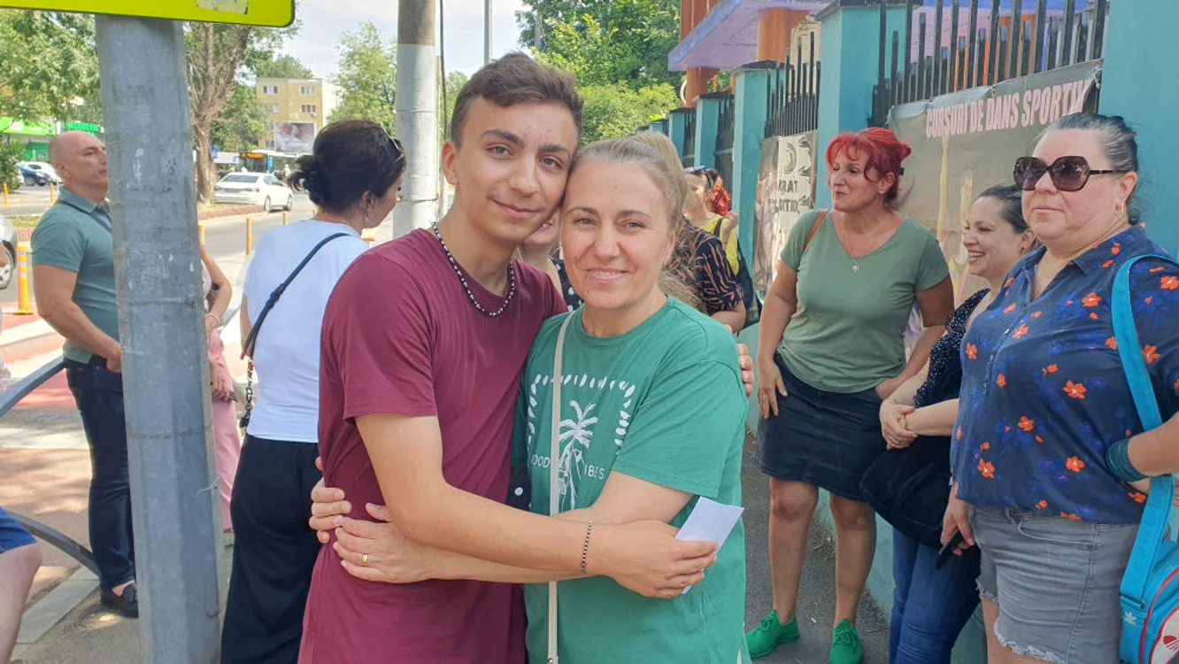 Elev la scoala Regina Maria împreuna cu mama lui