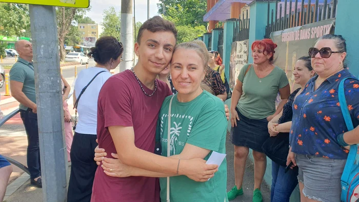 Elev la scoala Regina Maria împreuna cu mama lui