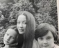 Maria Dragomiroiu alături de cei doi copii ai săi. FOTO: arhiva personală