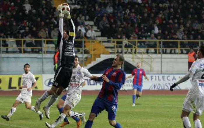 Kapetanos (nr. 9) a dezamăgit şi aseară şi va părăsi Steaua în iarnă  Foto: Caius Raţiu