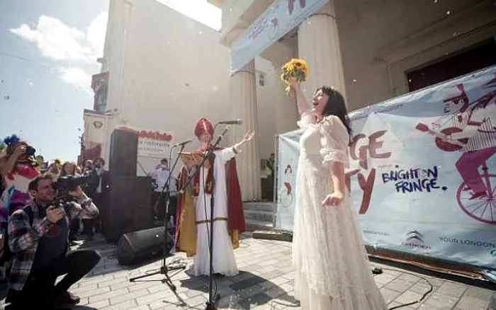 „Te declar soţie!”, au fost cuvintele care au confirmat alegerea miresei fără mire: singurătatea nu trebuie să fie neapărat un semn de nefericire. FOTO Daily Mail