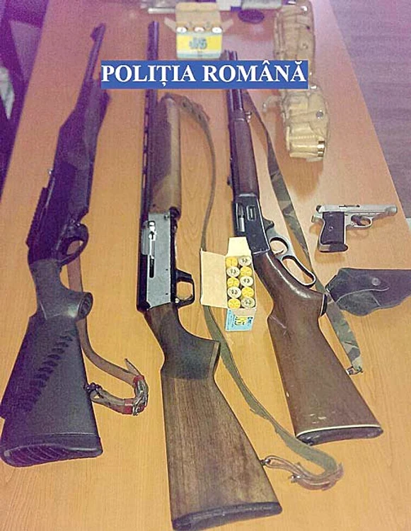 
    Cele cinci arme  au fost recuperate  de poliţişti  