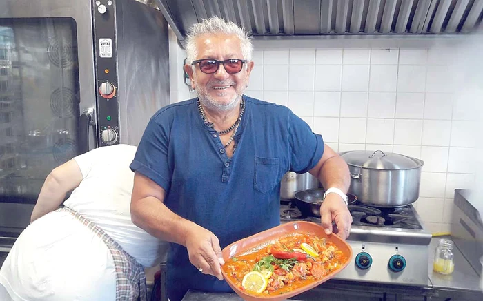 
    Celebrul toboşar  a gătit pentru noi  în restaurantul  din Tulcea al  prietenului  Ivan Patzaichin  