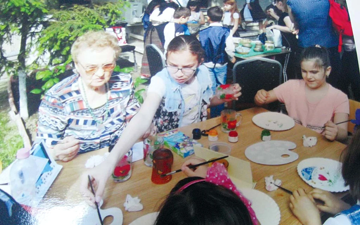 Pensionara desluşeşte secretele  picturii cot la cot cu cei mici