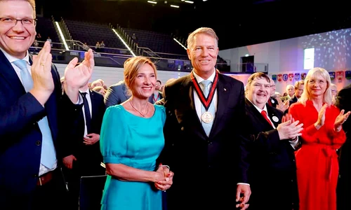 Carmen Iohannis rochie turcoaz Andreea Tincu in Germania (5) jpg