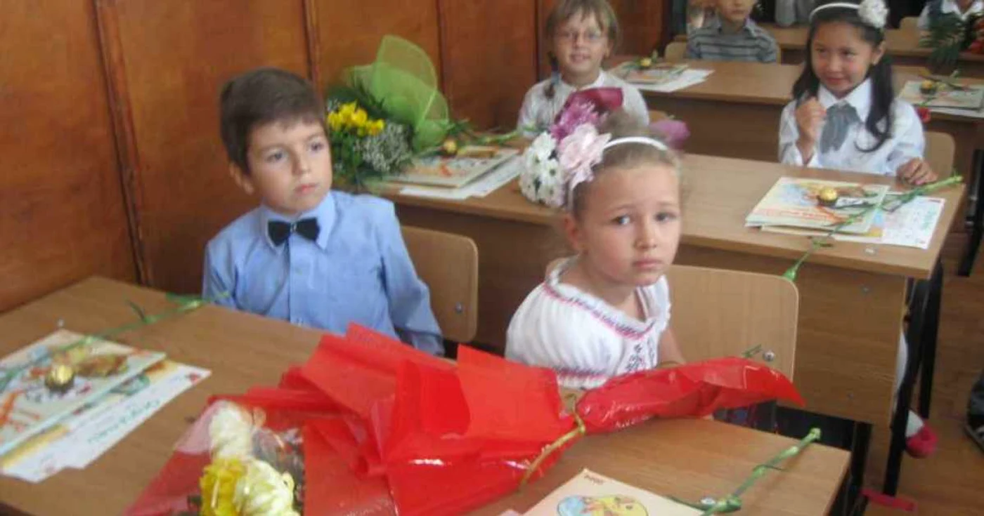 Elevi de clasa I, în bănci