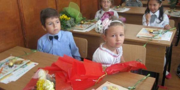 Elevi de clasa I, în bănci