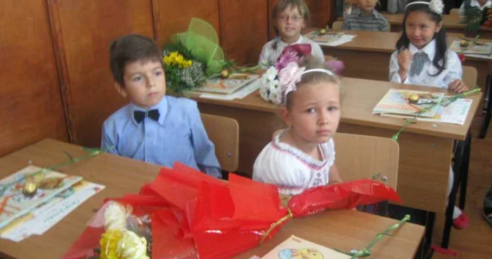 Elevi de clasa I, în bănci