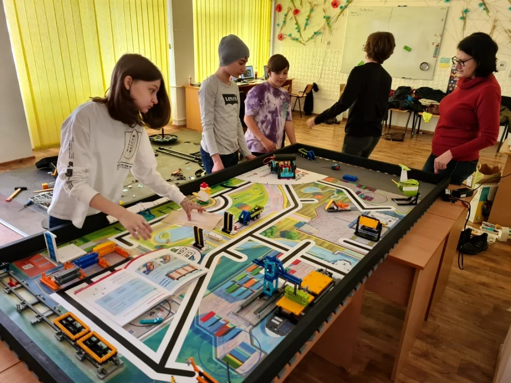 Cinci copii din Călăraşi participă la Competiţia First Lego League FOTO Facebook/Adela Barz