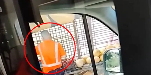 Ambulanțier din Bacău, în fața unui stand de pepeni   VIDEO: captură video EveryOneTV-Media