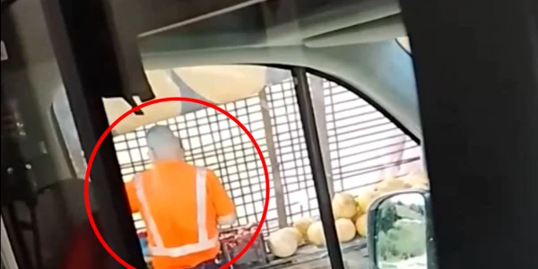 Ambulanțier din Bacău, în fața unui stand de pepeni   VIDEO: captură video EveryOneTV-Media