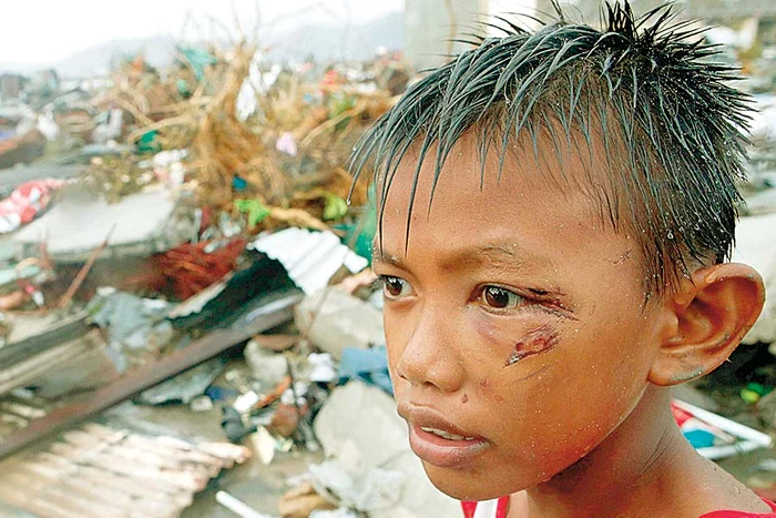 Supravieţuitorii se plimbă  neputincioşi, sperând să mai  salveze ceva de sub dărâmături (Fotografii: Reuters)