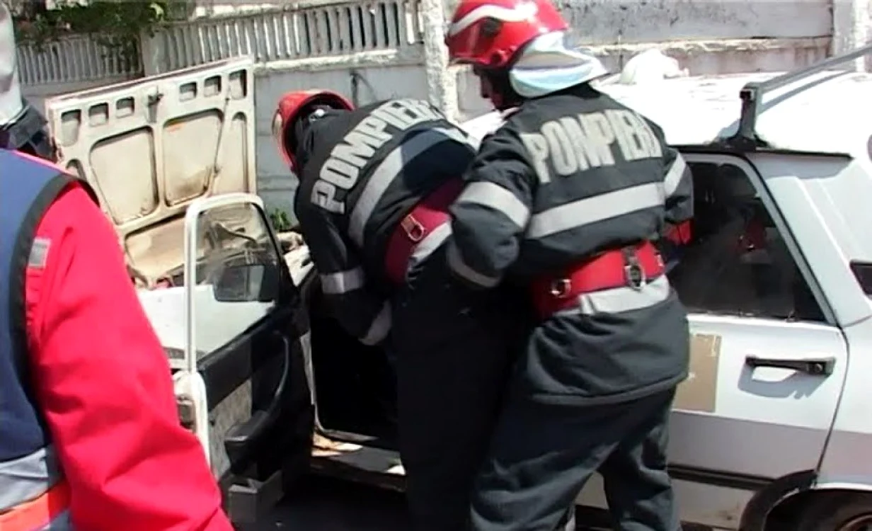 Pompierii au intervenit la scoaterea unor persoane blocate în maşini  FOTO: Adevărul.ro