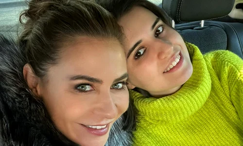 Adina și Sara sunt mai mult ca două surori decât ca mamă și fiică
