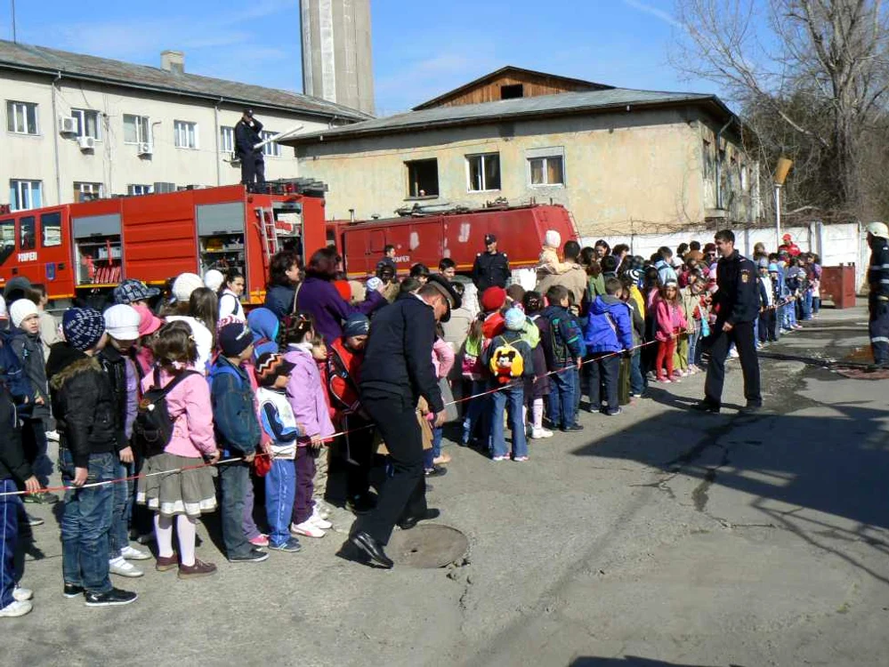 Copiii au stat aliniaţi într-un perimetru special pentru a nu fi atinşi de flăcări