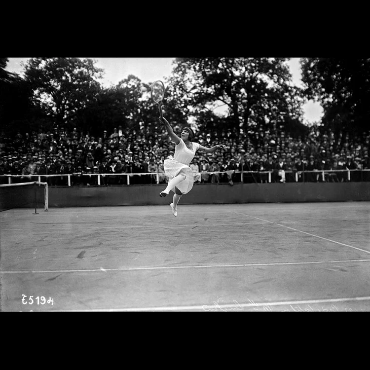 Suzanne Lenglen: performanță, fustă plisată și un strop de coniac jpeg