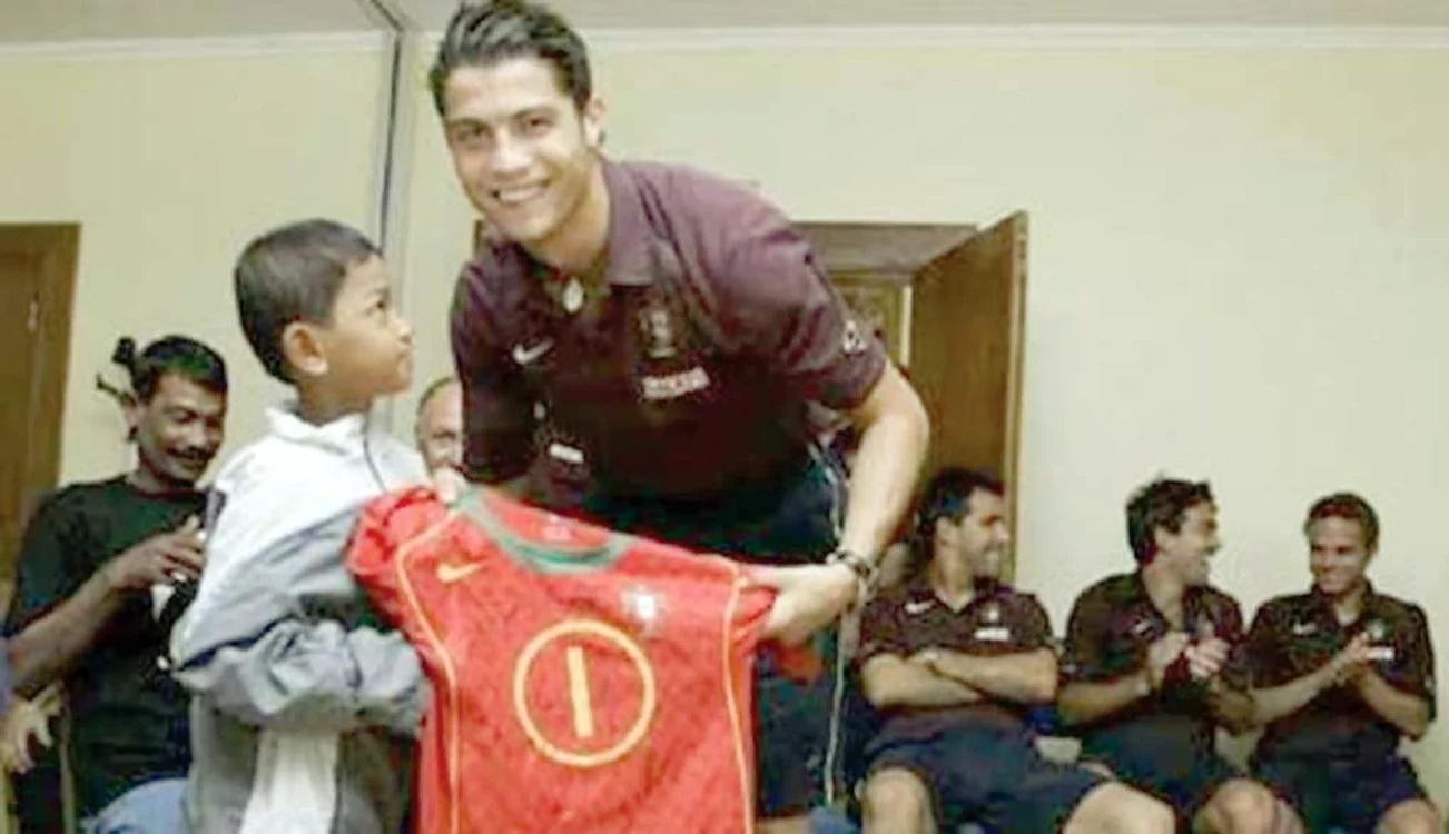 În 2004, impresionat de  povestea copilului, Roaldo  l-a dus în cantonamentul  naționalei Portugaliei