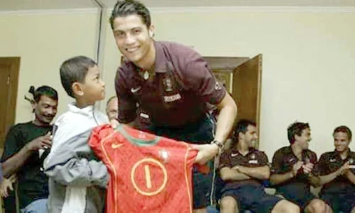 În 2004, impresionat de  povestea copilului, Roaldo  l a dus în cantonamentul  naționalei Portugaliei jpeg