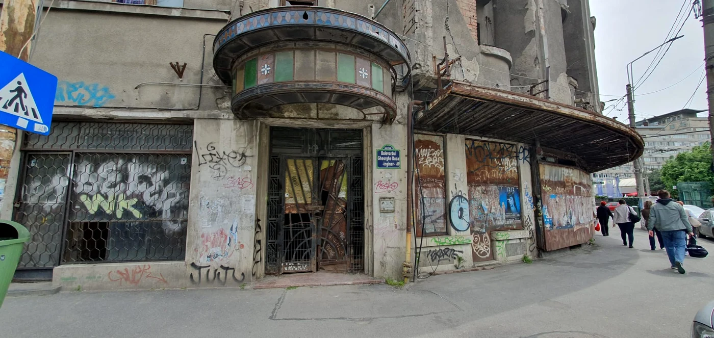 Pe vremuri,  intrarea era  luminată