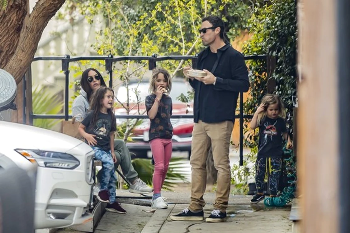 Megan Fox, Brian Green şi cei trei copii ai lor, la plimbare, în luna aprilie