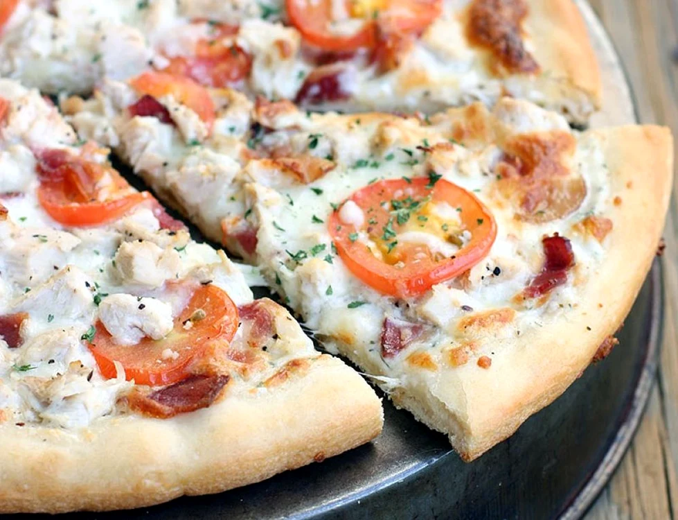 pizza taraneasca cu pui si usturoi jpeg