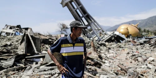 Imaginea Zilei / Mohammad Rizal în vârstă de 57 de ani se află printre ruine după ce şi-a pierdut soţia doi fii şi un nepot în urma cutremurului devastator din Balora Palu Central Sulawesi Indonezia FOTO EPA – EFE / Mast Irham / 6 oct 2018