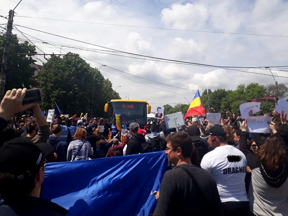 
    Liderii partidului, evacuaţi pe uşa din spate, după ce câteva mii de manifestanţi au ocupat piaţa Foto Facebook/ Galațiul nostru  