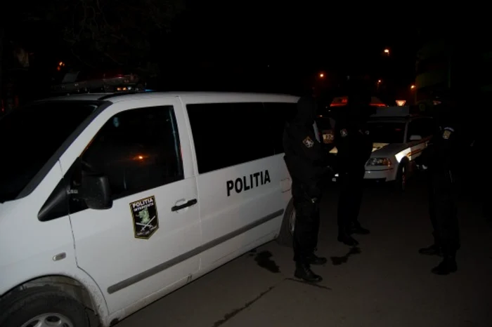Poliţiştii şi mascaţii au stat în curtea spitalului pentru a preveni izbucnirea unui conflict