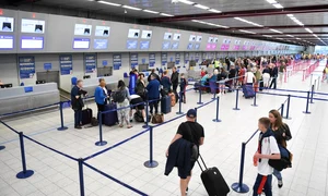 oameni aeroport jpeg