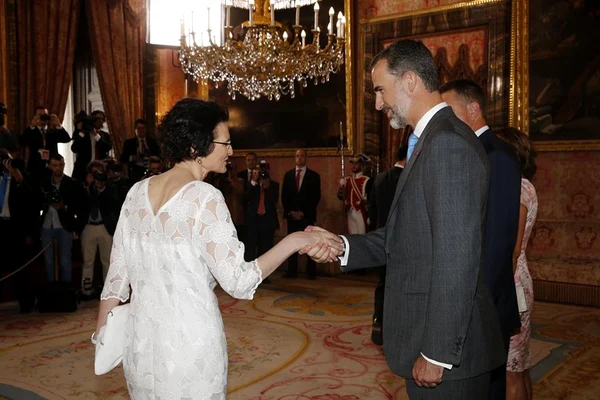 Spania fierbe: chirii uriașe, sărăcie și furie împotriva clasei politice. Criza iberică, explicată pe înțelesul tuturor de românca premiată de Coroana spaniolă