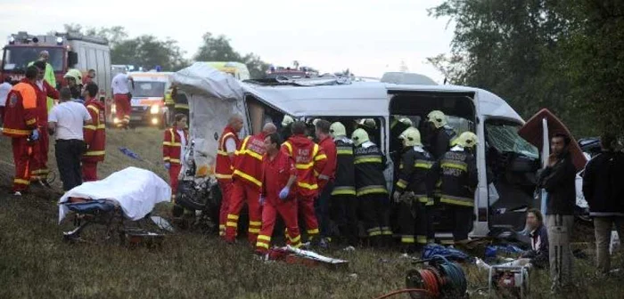 Microbuzul a fost aruncat în afara carosabilului. Foto: Delmagyar.hu