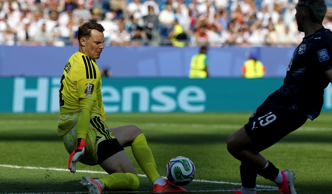 Manuel Neuer (stânga) n-a reușit să-și ducă echipa în optimi (FOTO: EPA)
