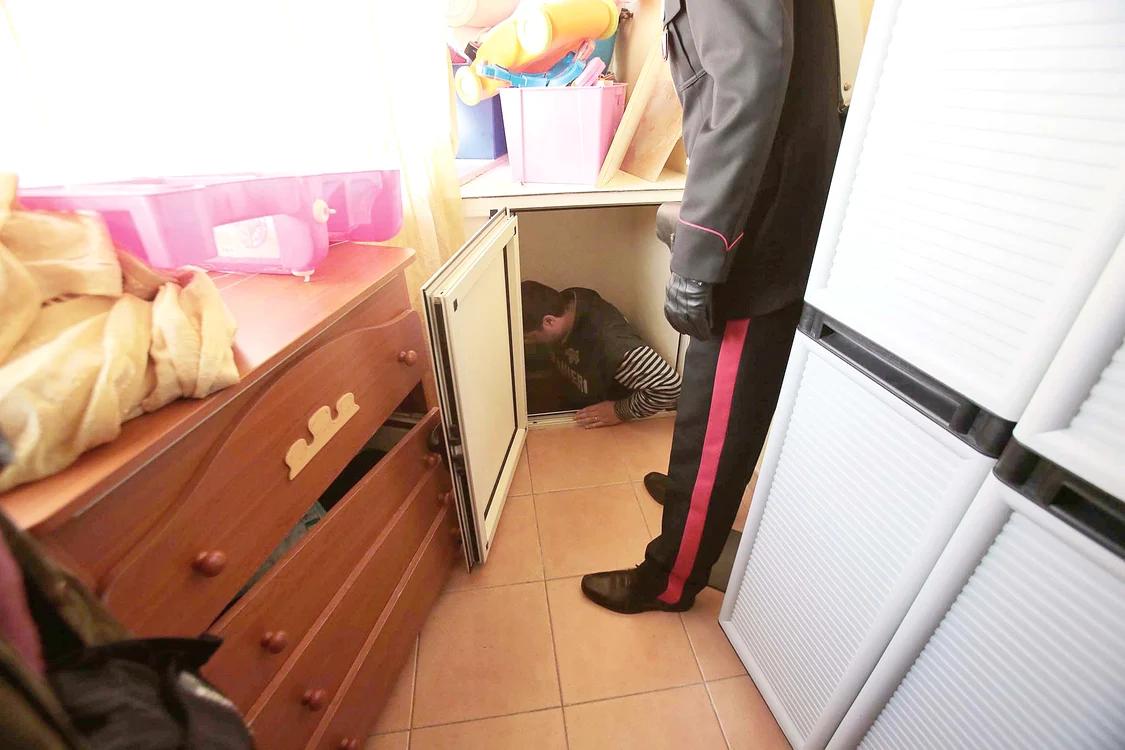 
    Intrarea situată  la etajul unu al clădirii dădea într-un tunel care ajungea în subsolFoto: Guliver, Splashnews  