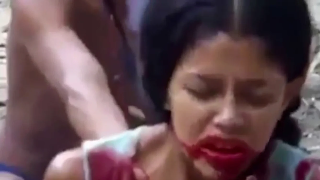 
    Femeia scuipă sânge în timp ce este exorcizatăFoto captură video/Youtube  