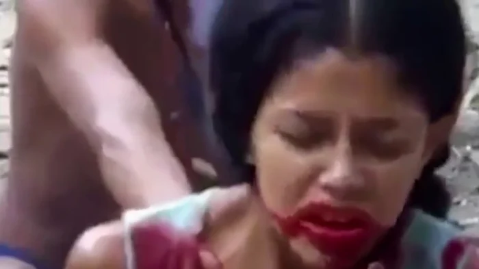 Femeia scuipă sânge în timp ce este exorcizatăFoto captură video/Youtube