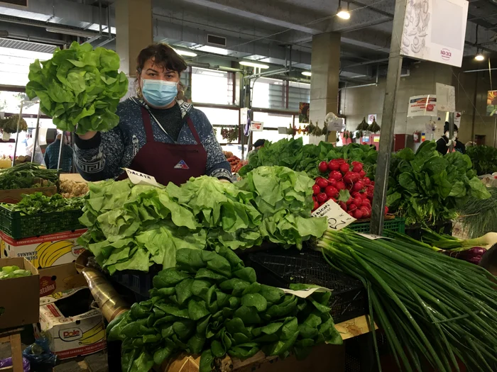 
    Toți copiii fac școală online, iar părinții, acolo unde se poate, își mută biroul acasă  