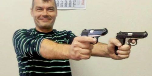 Poza de pe Facebook în care poliţistul apare cu două pistoale