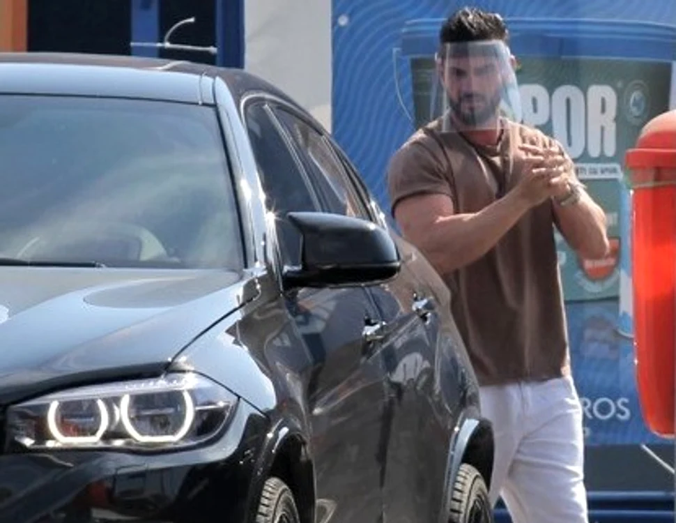 
    Dorian Popa, echipat cu vizieră, a mers la un magazin de bricolajfoto: BLITZ  