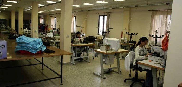 La unele fabrici de confecţii şi acum angajatele muncesc la negru