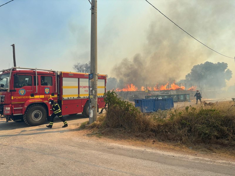 Pompierii români intervin în prima misiune împotriva incendiilor din Grecia FOTO