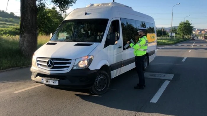 
    Mașina care efectua curse ilegale de persoane a rămas fără plăcuțe de înmatriculare  