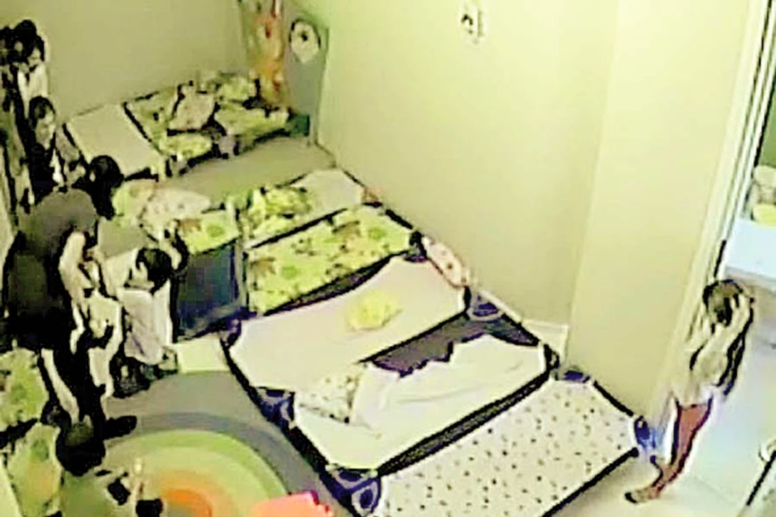 Târâţi pe holuri, bruscaţi  şi loviţi, copiii sunt  de-a dreptul înfricoşaţi (Capturi: reporterntv.ro)