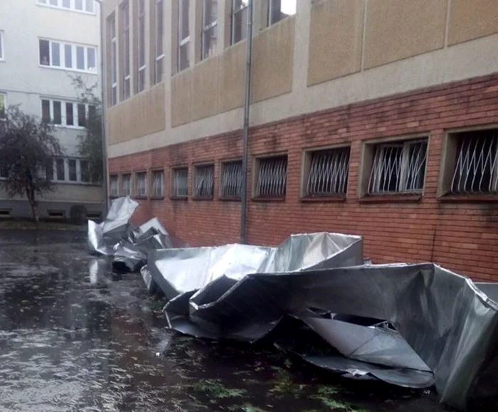 Mai multe instituţii au fost afectate de furtună ăn Maramureş
