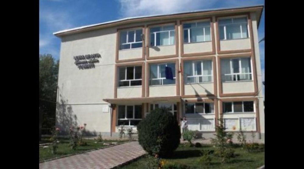 Circ în curtea unui colegiu din Ploiești. Tatăl unui elev, încătușat după ce s-a certat cu portarul şi a provocat un accident auto
