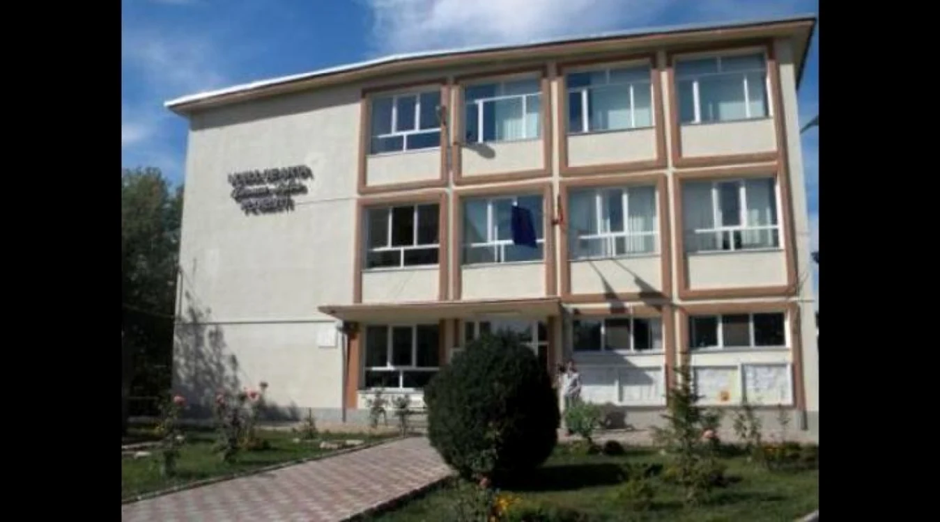 Tatăl elevului a intrat cu maşina pe aleea de acces spre curtea şcolii.