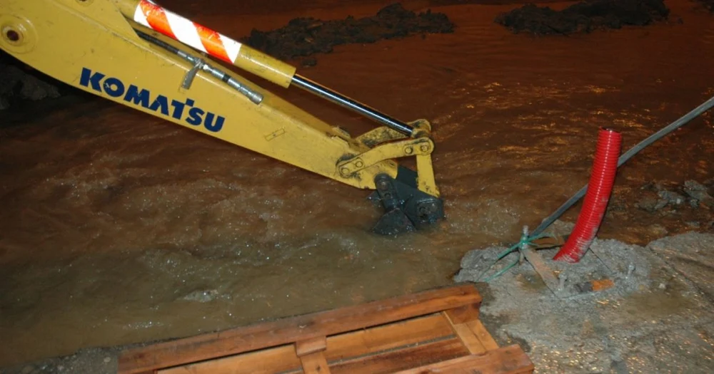 Incident pe DN 1B. Șoferii, în pericol, după ce o conductă de apă s-a spart