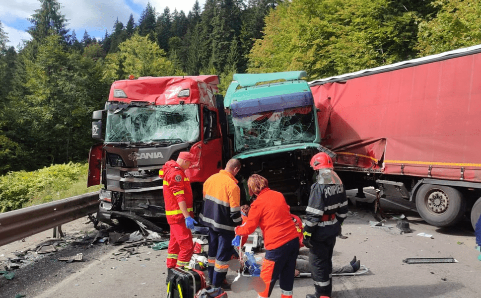 Coliziune cumplită între două TIR-uri, pe DN 15B, în Neamț. Unul dintre șoferi a murit 